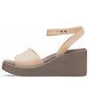 Sandały na koturnie Crocs (WMNS) Brooklyn Ankle Strap w kolorze kremowo-białym i brązowym 209406-2DS