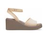 Sandały na koturnie Crocs (WMNS) Brooklyn Ankle Strap w kolorze kremowo-białym i brązowym 209406-2DS