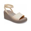 Sandały na koturnie Crocs (WMNS) Brooklyn Ankle Strap w kolorze kremowo-białym i brązowym 209406-2DS