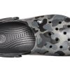 Sandały plażowe Crocs Classic Clog w kolorze czarnym, kamuflaż 205579-0DY