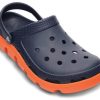 Sandały plażowe Crocs Duet w kolorze niebiesko-pomarańczowym 11991-487