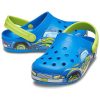 Sandały sportowe Crocs (PS) z zabawnym wzorem na płaskim obcasie w kolorze niebieskim 207074-4JL