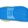 Sandały sportowe Crocs (PS) z zabawnym wzorem na płaskim obcasie w kolorze niebieskim 207074-4JL