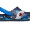 Sandały sportowe Crocs (PS) z zabawnym wzorem rekina na płaskim obcasie, ciemnoniebieskie, 207070-410