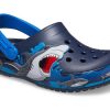 Sandały sportowe Crocs (PS) z zabawnym wzorem rekina na płaskim obcasie, ciemnoniebieskie, 207070-410