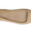 Sandały sportowe Crocs (WMNS) w kolorze złotym, minimalistyczne, na co dzień, płaskie, 202811-710